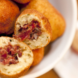 Bolinho de mandioca com carne-seca