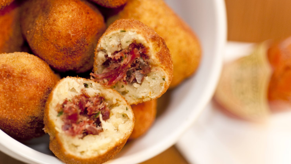 Bolinho de mandioca com carne-seca