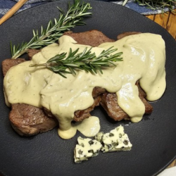 Filé mignon ao molho de gorgonzola