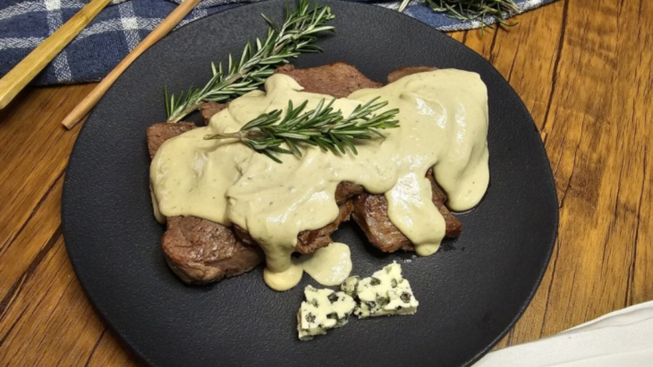 Filé mignon ao molho de gorgonzola