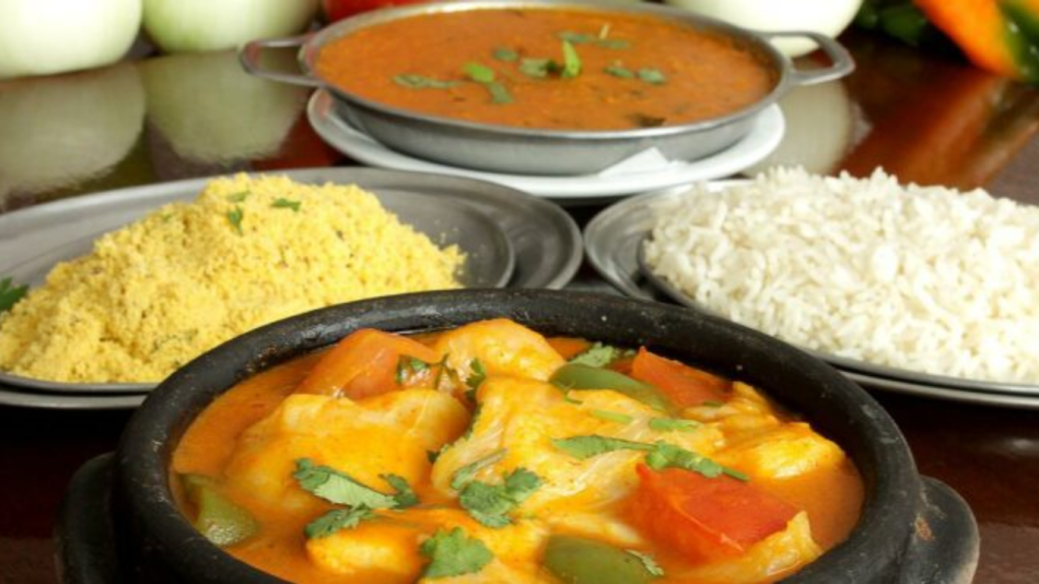 Moqueca baiana de peixe com camarão