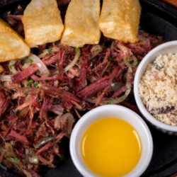 Carne de sol com aipim frito e queijo coalho.