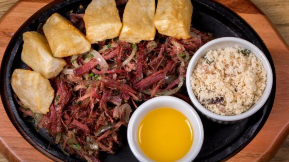 Carne de sol com aipim frito e queijo coalho.