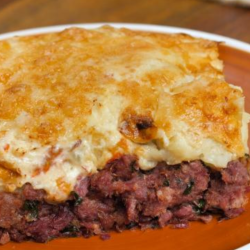 Escondidinho de carne de sol com batata e creme com requeijão.