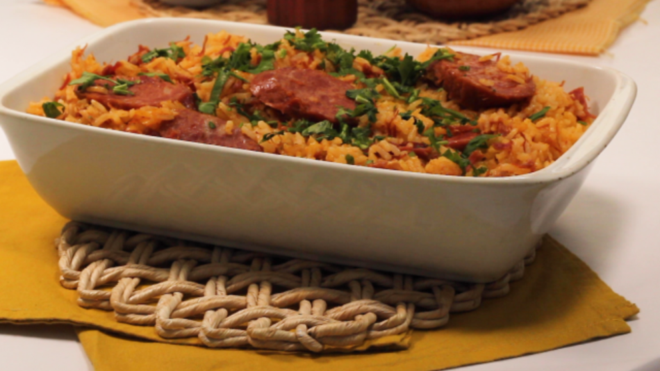 Arroz com carne-seca e calabresa na panela de pressão