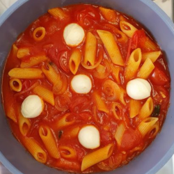 Macarrão caprese fácil