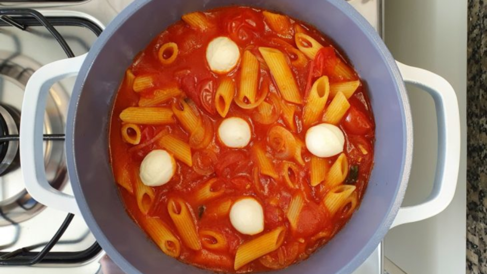 Macarrão caprese fácil