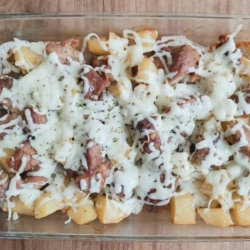 Carne assada com batata e queijo