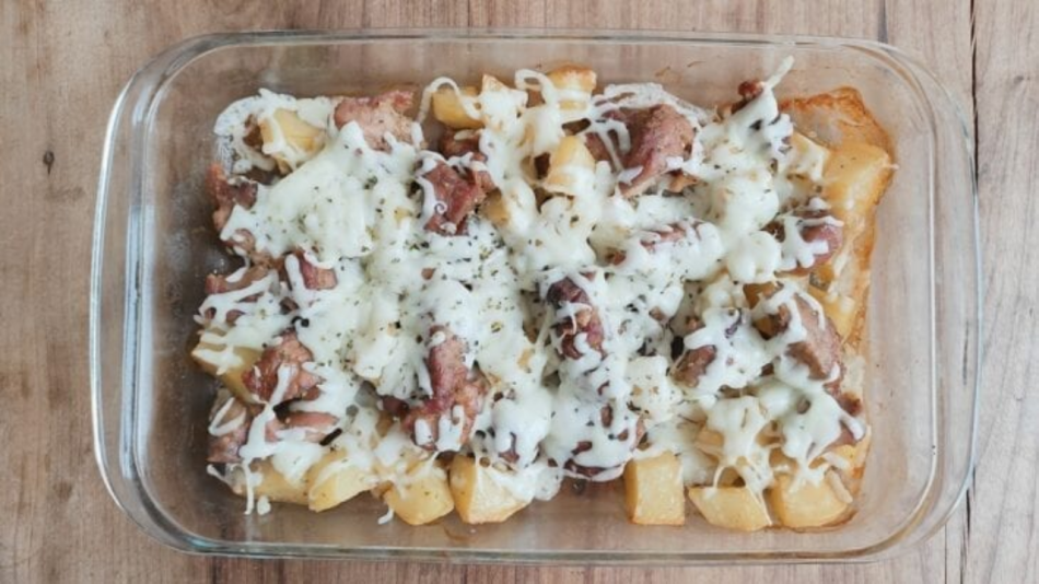 Carne assada com batata e queijo