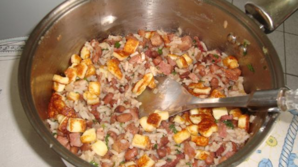 Baião de dois com carne de sol, aipim e queijo coalho frio.