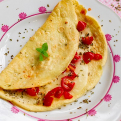 Crepioca de queijo com tomate e orégano