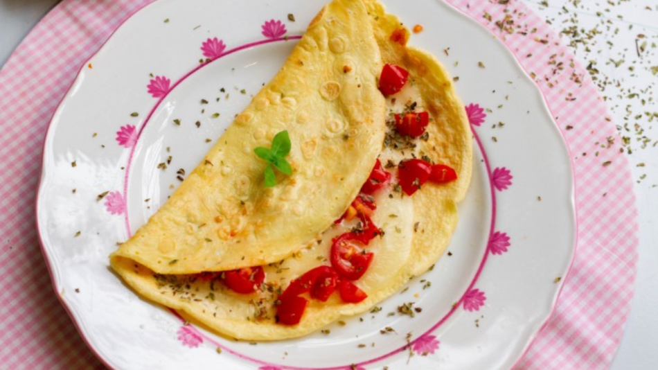 Crepioca de queijo com tomate e orégano